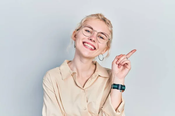 Bella Donna Caucasica Con Capelli Biondi Indossa Look Casual Occhiali — Foto Stock