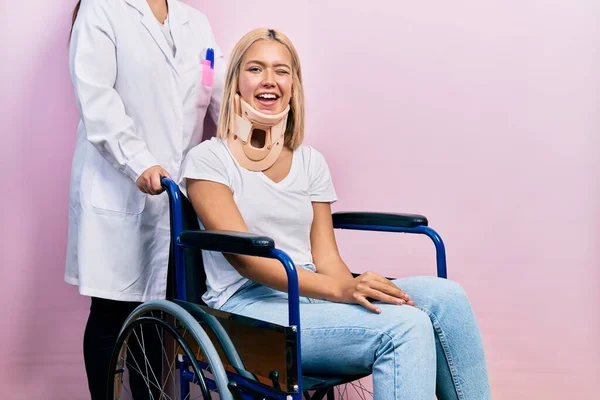 Krásná Blondýnka Sedí Invalidním Vozíku Límcem Krku Mrkání Kameru Sexy — Stock fotografie