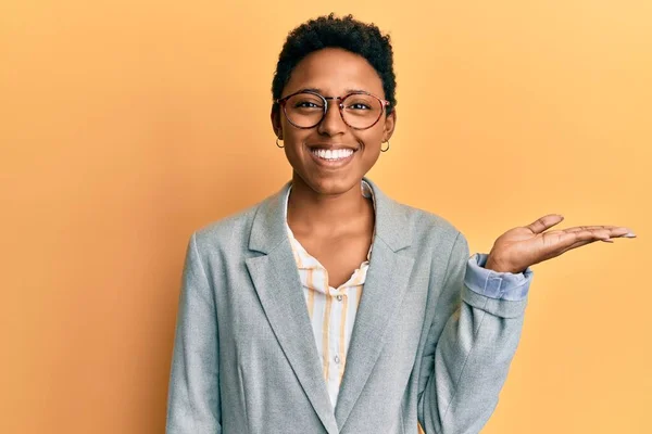 Fiatal Afro Amerikai Lány Üzleti Kabát Szemüveg Mosolygós Vidám Bemutató — Stock Fotó