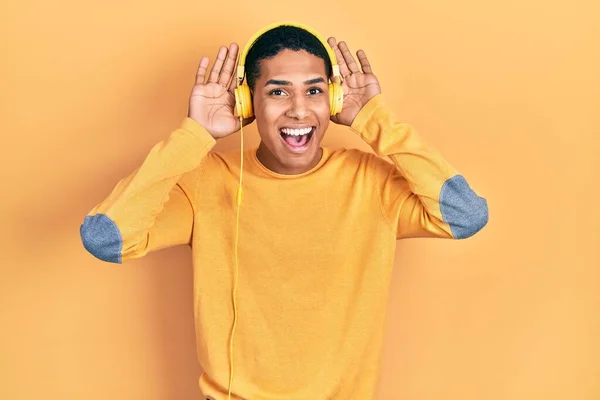 Giovane Ragazzo Afroamericano Che Ascolta Musica Usando Cuffie Sorridenti Tirando — Foto Stock