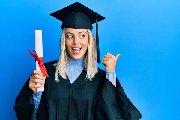 Hermosa Mujer Rubia Con Gorra Graduación Bata Ceremonia Sosteniendo Grado —  Fotos de Stock