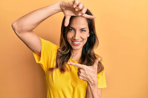 Jovem Mulher Latina Vestindo Roupas Casuais Sorrindo Fazendo Moldura Com — Fotografia de Stock