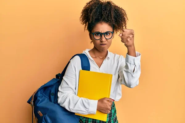 Vacker Afrikansk Amerikansk Kvinna Med Afro Hår Bär Skolväska Och — Stockfoto