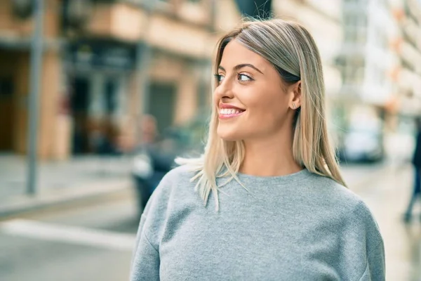 Joven Chica Rubia Sonriendo Feliz Pie Ciudad — Foto de Stock