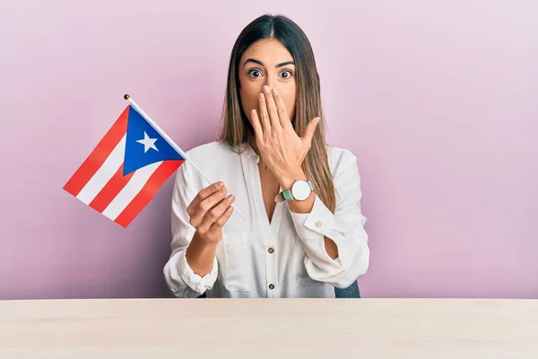 Fiatal Spanyol Kezében Puerto Rico Zászló Asztalon Eltakarja Száját Kézzel — Stock Fotó