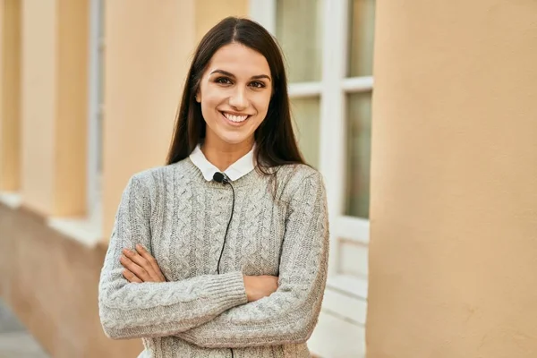 Mladá Hispánka Šťastně Usmívá Pomocí Mikrofonu Kravaty Městě — Stock fotografie