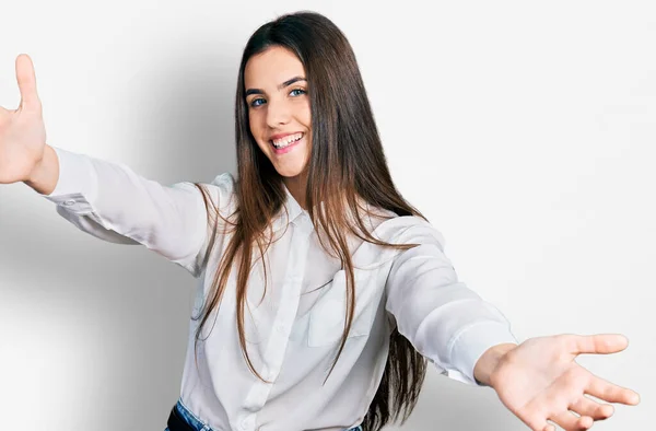 Joven Adolescente Morena Con Camisa Blanca Negocios Mirando Cámara Sonriendo —  Fotos de Stock