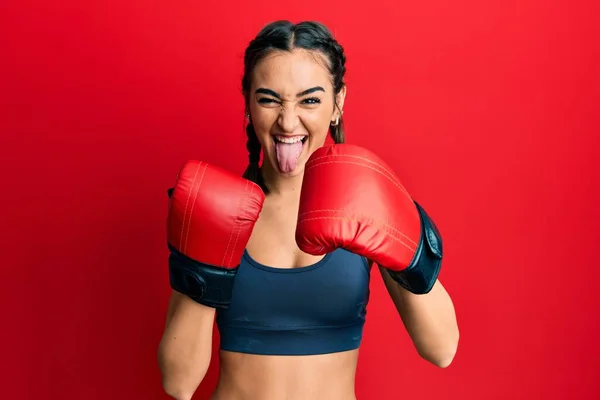 Chica Morena Joven Usando Guantes Boxeo Sacando Lengua Feliz Con —  Fotos de Stock