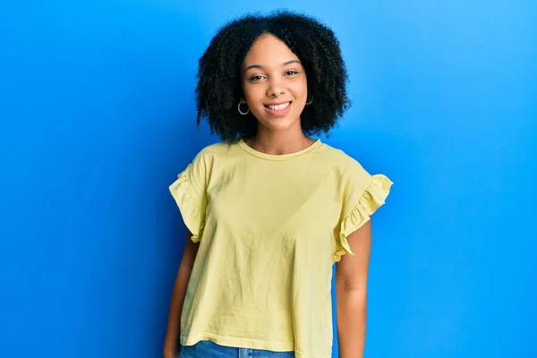 Ung Afrikansk Amerikansk Flicka Bär Casual Kläder Blinkar Tittar Kameran — Stockfoto