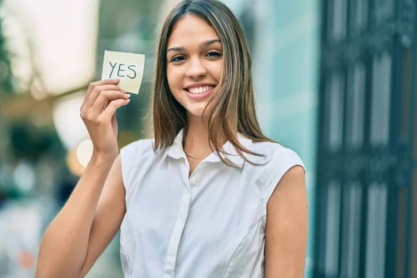 Beautiful Latin Teenager Girl Smiling Happy Holding Yes Reminder Paper — Stock Photo, Image