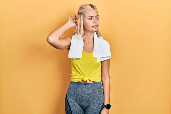 Vacker Blond Sport Kvinna Bär Träningskläder Förvirra Och Undrar Frågan — Stockfoto