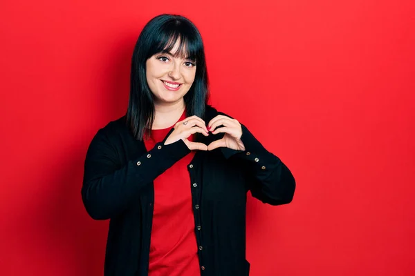 Gündelik Giysiler Giyen Genç Spanyol Kadın Sevgiyle Gülümsüyor Kalp Sembolü — Stok fotoğraf