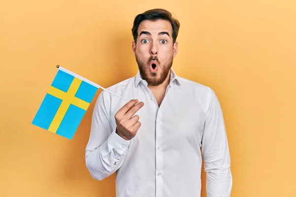 Snygg Kaukasisk Man Med Skägg Håller Svensk Flagga Rädd Och — Stockfoto