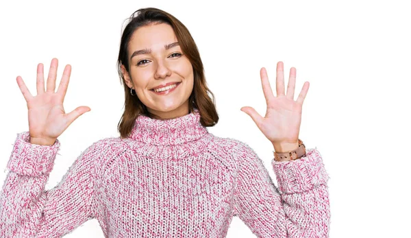 Jong Kaukasisch Meisje Dragen Wol Winter Trui Tonen Wijzen Met — Stockfoto