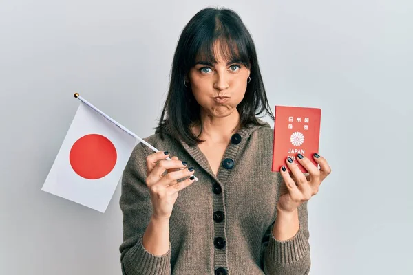 Ung Latinamerikansk Kvinna Med Japansk Flagga Och Passpuffande Kinder Med — Stockfoto