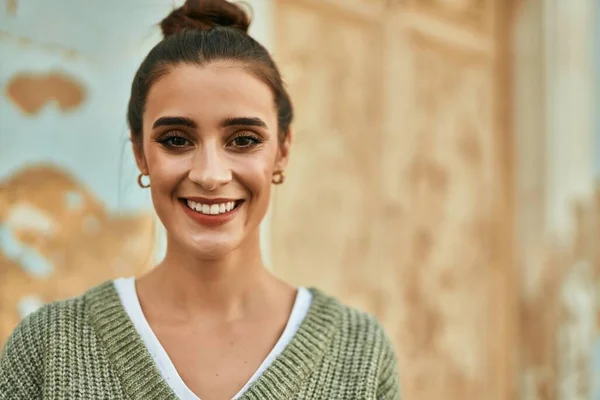 Hermosa Mujer Morena Sonriendo Feliz Segura Aire Libre Ciudad Día —  Fotos de Stock