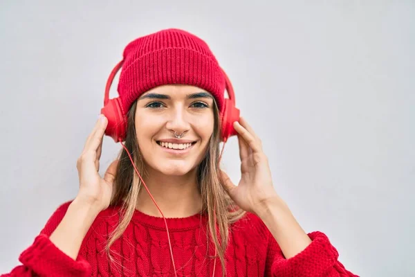 Young Hispanic Woman Wearing Wool Cap Using Headphones City — Stock Photo, Image