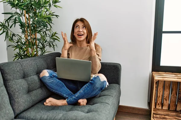 Mujer Tercera Edad Oriente Medio Utilizando Portátil Sentado Sofá Casa — Foto de Stock