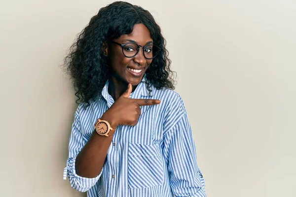 Vacker Afrikansk Ung Kvinna Bär Casual Kläder Och Glasögon Ler — Stockfoto