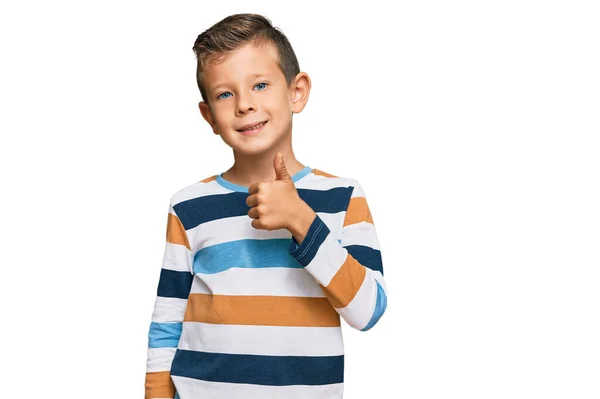 愛らしい原因アジアの子供を身に着けているカジュアル服笑顔幸せと正 親指アップ行う優れた承認サイン — ストック写真