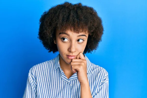 Young Hispanic Girl Wearing Casual Clothes Thinking Concentrated Doubt Finger — Stock Photo, Image