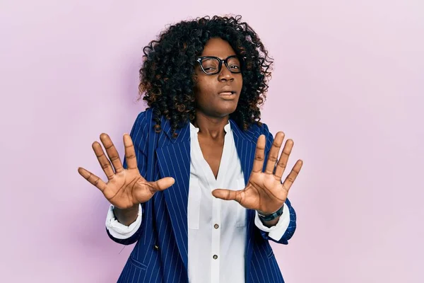 Fiatal Afro Amerikai Aki Üzleti Ruhát Szemüveget Visel Fél Retteg — Stock Fotó