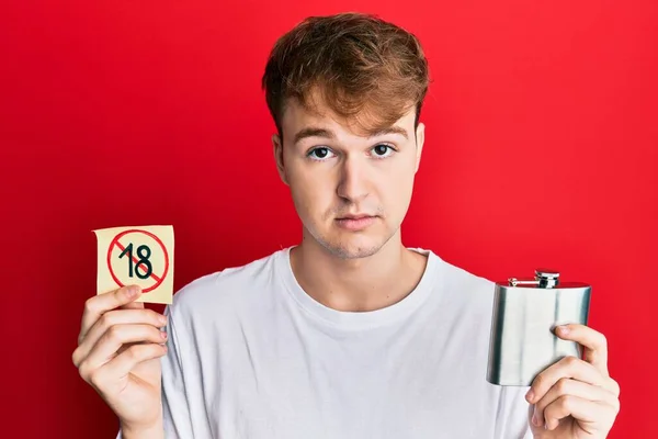 Junger Kaukasischer Mann Mit Whiskeyflasche Und Unter Verbotenem Symbol Entspannt — Stockfoto