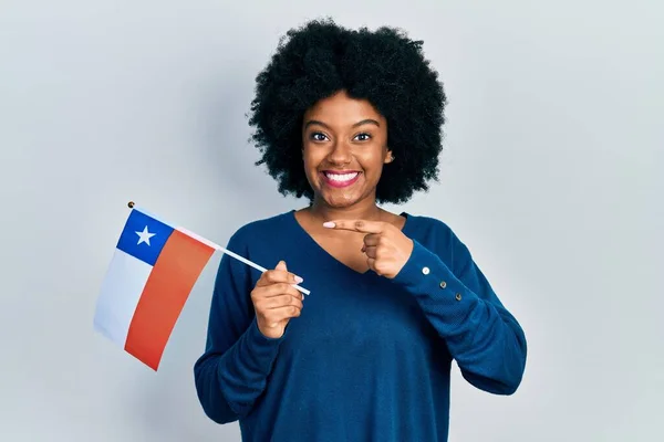 Молодая Африканская Американка Флагом Чилийского Цвета Улыбается Показывая Пальцем Рукой — стоковое фото
