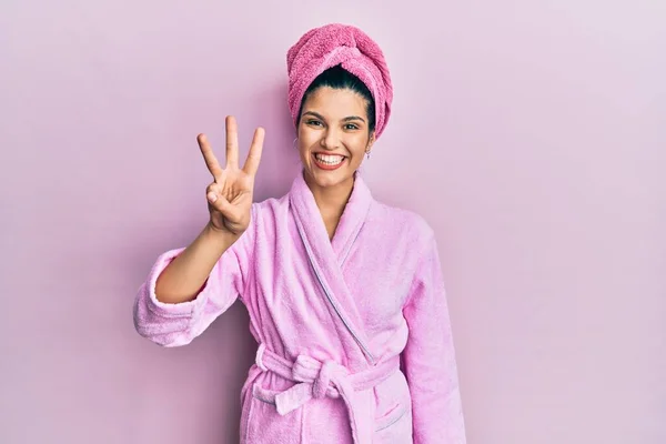 모자를 목욕하는 여성은 자신감 행복하게 웃으면서 손가락으로 고개를 있습니다 — 스톡 사진