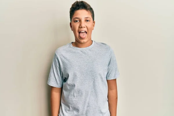Adolescente Hispano Niño Usando Casual Gris Camiseta Palanca Lengua Hacia — Foto de Stock