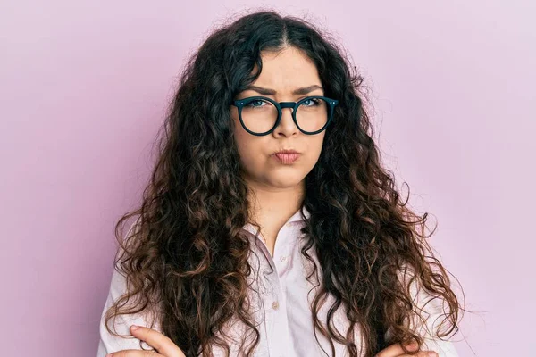 Mujer Morena Joven Con Pelo Rizado Con Ropa Casual Gafas —  Fotos de Stock