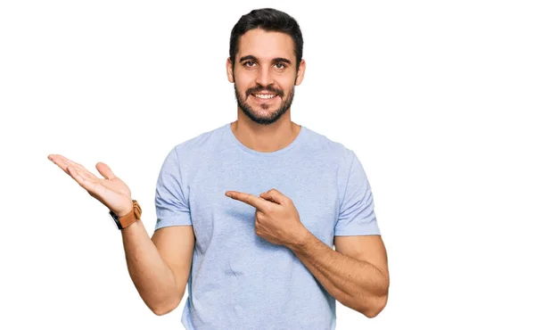 Joven Hispano Vestido Con Ropa Casual Asombrado Sonriendo Cámara Mientras — Foto de Stock