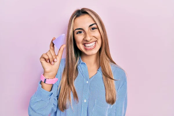 Hermosa Mujer Hispana Sosteniendo Esponja Maquillaje Luciendo Positiva Feliz Pie —  Fotos de Stock