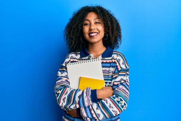 Vacker Afrikansk Amerikansk Kvinna Med Afro Hår Håller Böcker Ler — Stockfoto