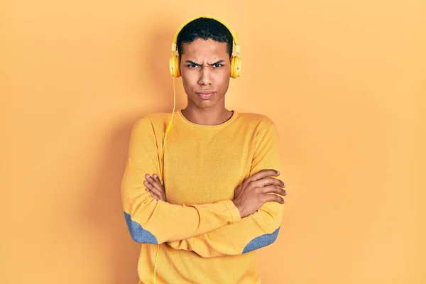 Ung Afrikansk Amerikansk Kille Lyssnar Musik Med Hörlurar Skeptiska Och — Stockfoto