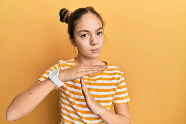 Schöne Brünette Kleines Mädchen Trägt Lässig Gestreiftes Shirt Und Macht — Stockfoto