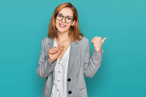 Junge Kaukasische Frau Mit Businessstil Und Brille Die Mit Erhobenem — Stockfoto