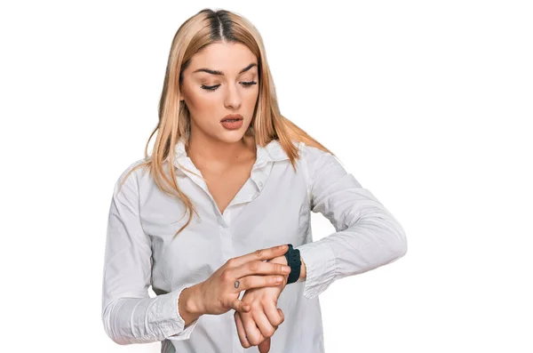 Mujer Joven Caucásica Que Usa Ropa Casual Comprobando Hora Reloj —  Fotos de Stock