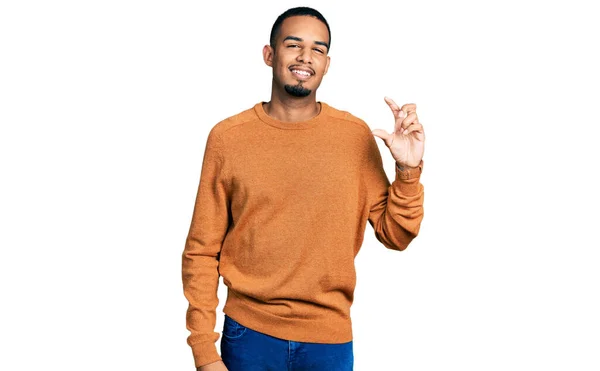 Junger Afrikanisch Amerikanischer Mann Lässiger Kleidung Lächelnd Und Selbstbewusst Gestikulierend — Stockfoto