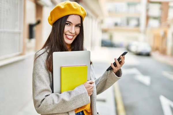 Jeune Fille Hispanique Tenant Ordinateur Portable Réserver Utilisant Smartphone Ville — Photo