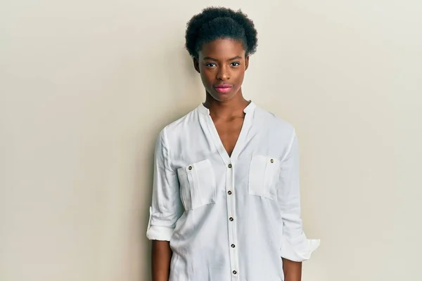 Jeune Fille Afro Américaine Portant Des Vêtements Décontractés Détendus Avec — Photo