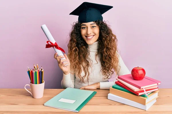 Ung Latinamerikansk Flicka Bär Examen Hatt Innehav Diplom Ser Positiv — Stockfoto