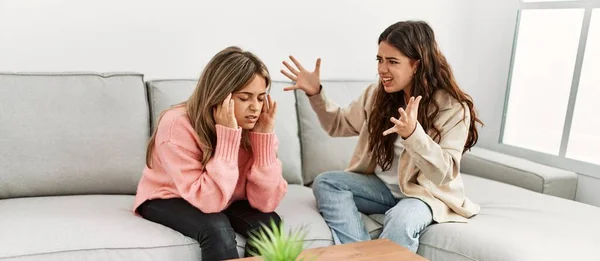 Jovem Casal Sentado Sofá Discutindo Casa — Fotografia de Stock