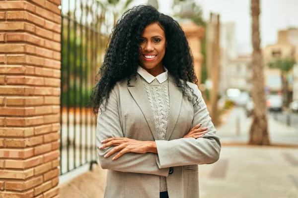 Mujer Negocios Afroamericana Mediana Edad Sonriendo Feliz Con Los Brazos — Foto de Stock