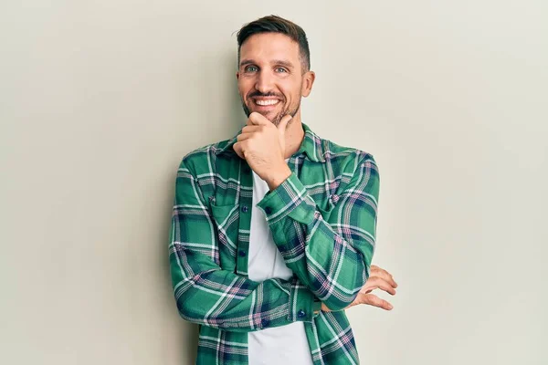 Hombre Guapo Con Barba Vistiendo Ropa Casual Mirando Con Confianza —  Fotos de Stock