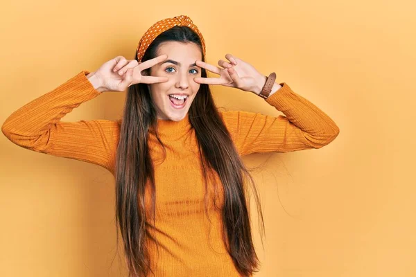Junge Brünette Teenagerin Lässigem Gelben Pullover Friedenssymbol Mit Fingern Über — Stockfoto