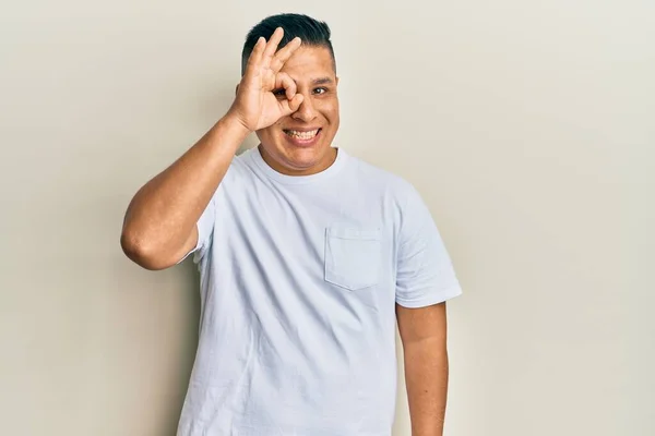 Hombre Latino Joven Con Camiseta Blanca Casual Haciendo Buen Gesto —  Fotos de Stock