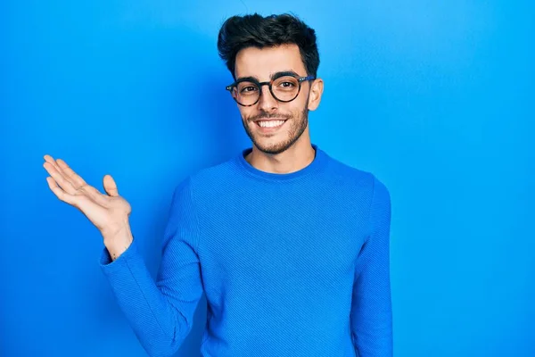 Young Hispanic Man Wearing Casual Clothes Glasses Smiling Cheerful Presenting — Stock Photo, Image