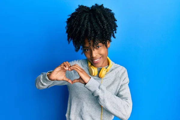 Africká Američanka Afro Vlasy Nosit Mikinu Pomocí Sluchátek Úsměvem Lásce — Stock fotografie