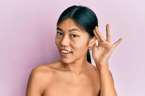 Jovem Chinesa Topless Mostrando Pele Sorrindo Com Mão Sobre Ouvido — Fotografia de Stock